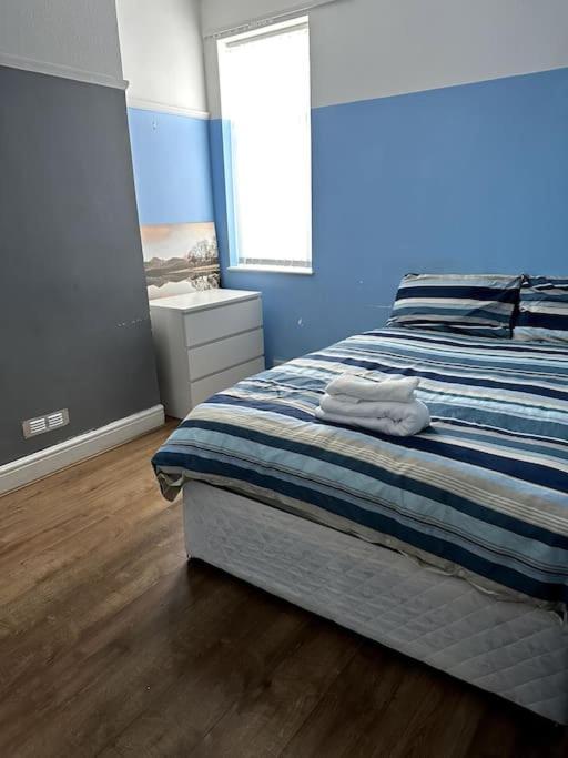 Spacious Holiday Home Near Tube Station - By Starlet Stays London Bagian luar foto