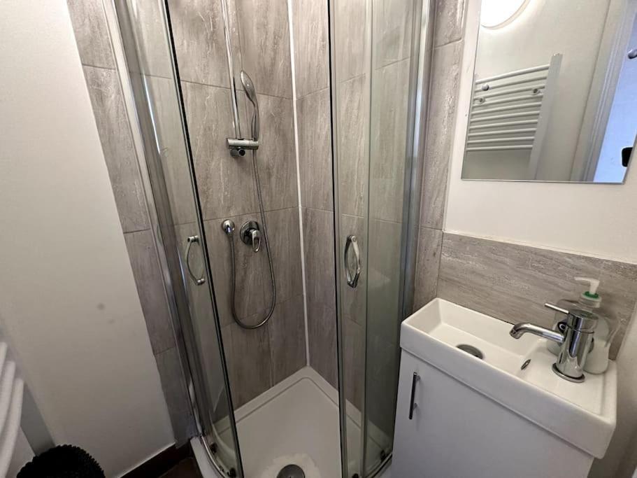 Spacious Holiday Home Near Tube Station - By Starlet Stays London Bagian luar foto