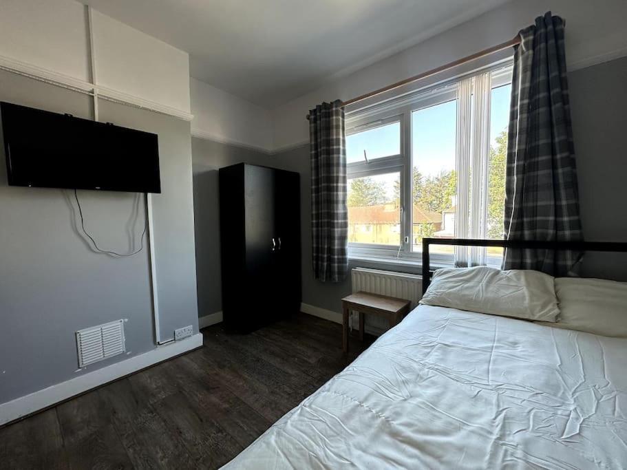 Spacious Holiday Home Near Tube Station - By Starlet Stays London Bagian luar foto