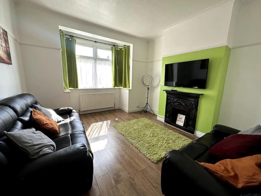 Spacious Holiday Home Near Tube Station - By Starlet Stays London Bagian luar foto